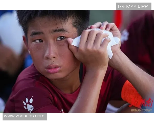 足球巨星温情一刻低头凝视孩子眼神中满是关爱与守护 足球巨星温情一刻低头凝视孩子眼神中满是关爱与守护